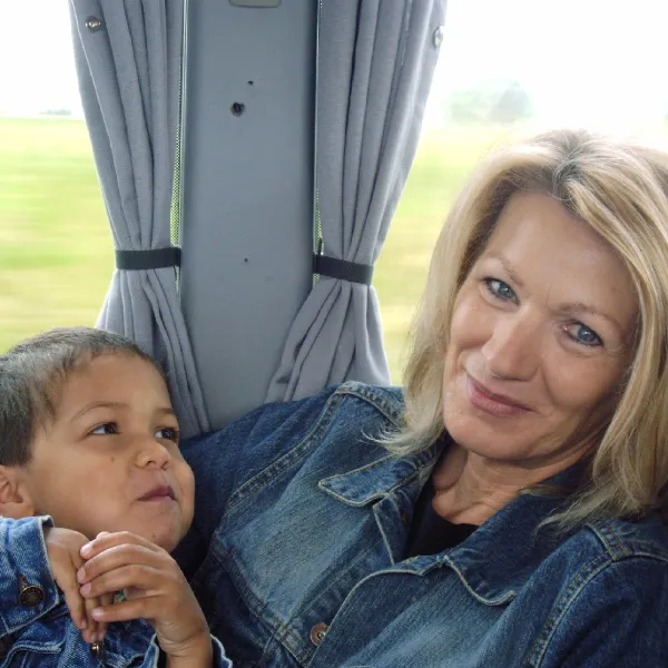 Ronin Russwurm im Zug mit seiner Oma unterwegs